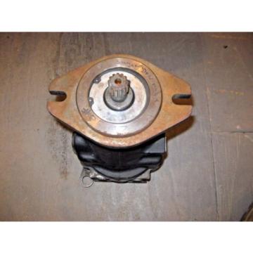 Sauer Danfoss 4443031 Hydraulic Drive Motor 7/8 Inch Shaft 13 Teeth Splines